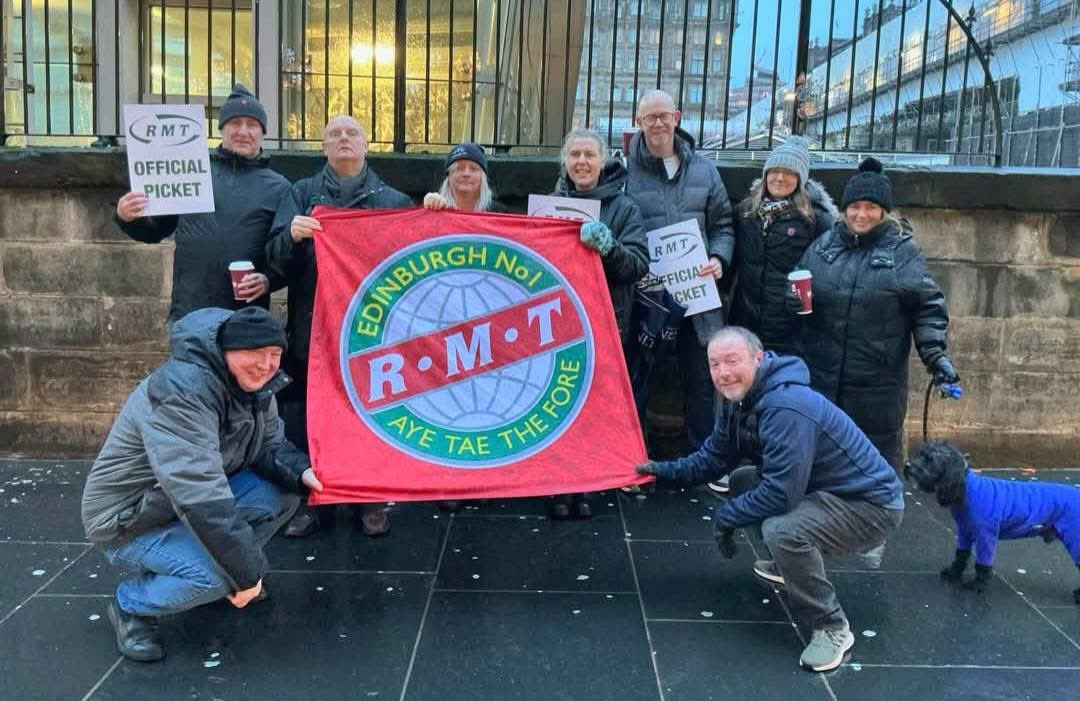 Avanti picket line outside a blustery Waverley station this morning <a href="/RMTunion/">RMT</a> <a href="/RMT_Scotland/">RMT Scotland</a>