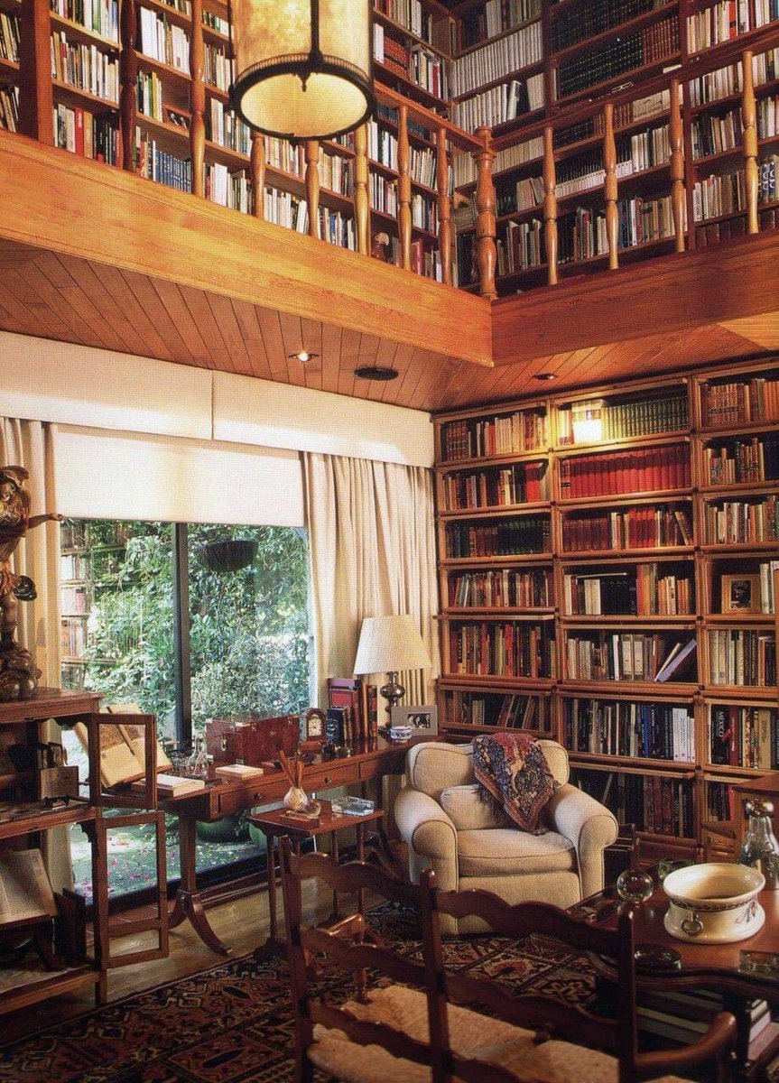 Aunque no tenga muchos seguidores de mis bibliotecas maravillosas, por los pocos fieles que sí tengo, merece la pena que siga publicando imágenes así durante el próximo año.
Feliz 2025.📚