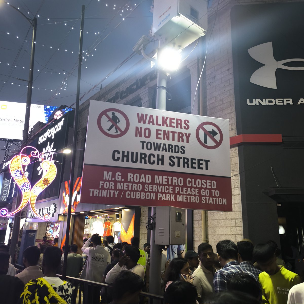 PavanVantipir's tweet image. MG Road Metro Station Closed!
#BrigadeRoad #MGRoad