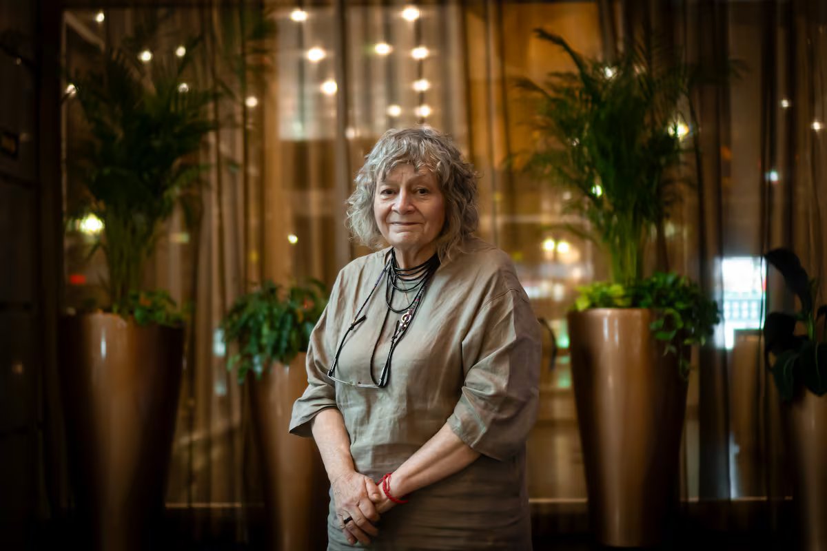 Invito a leer la entrevista
RITA SEGATO: “EL PRESENTE ES SINIESTRO. ESTAMOS TODOS AMENAZADOS”
La antropóloga argentina, que ha dedicado 30 años al estudio de la violencia, teje las conexiones entre los crímenes sexuales de CIUDAD JUÁREZ y las masacres de GAZA, en lo que llama el