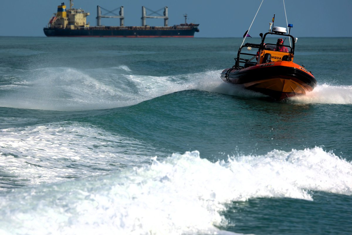 salvamentogob's tweet photo. Además de un Convenio de Cooperación en el que aportamos casi la mitad de las 44 embarcaciones de salvamento ligeras que gestiona, compartimos H24 horas pendientes de ti en el mar...
Se va un año pleno de colaboraciones en muchas de nuestras operaciones: Gracias!!! @CruzRojaEsp https://t.co/yuL2bKg614