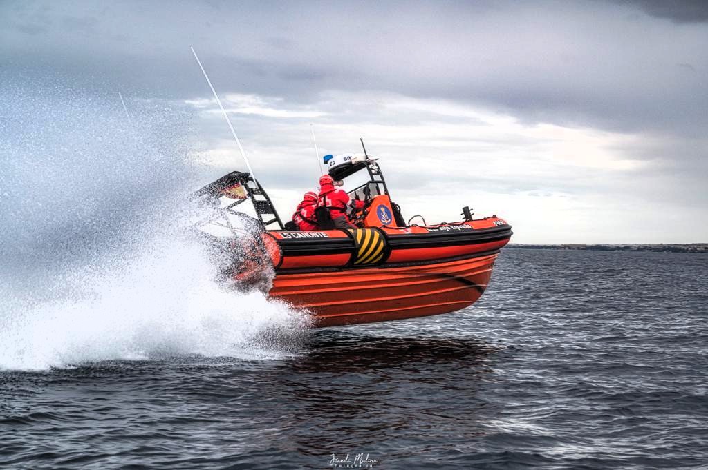 salvamentogob's tweet photo. Además de un Convenio de Cooperación en el que aportamos casi la mitad de las 44 embarcaciones de salvamento ligeras que gestiona, compartimos H24 horas pendientes de ti en el mar...
Se va un año pleno de colaboraciones en muchas de nuestras operaciones: Gracias!!! @CruzRojaEsp https://t.co/yuL2bKg614