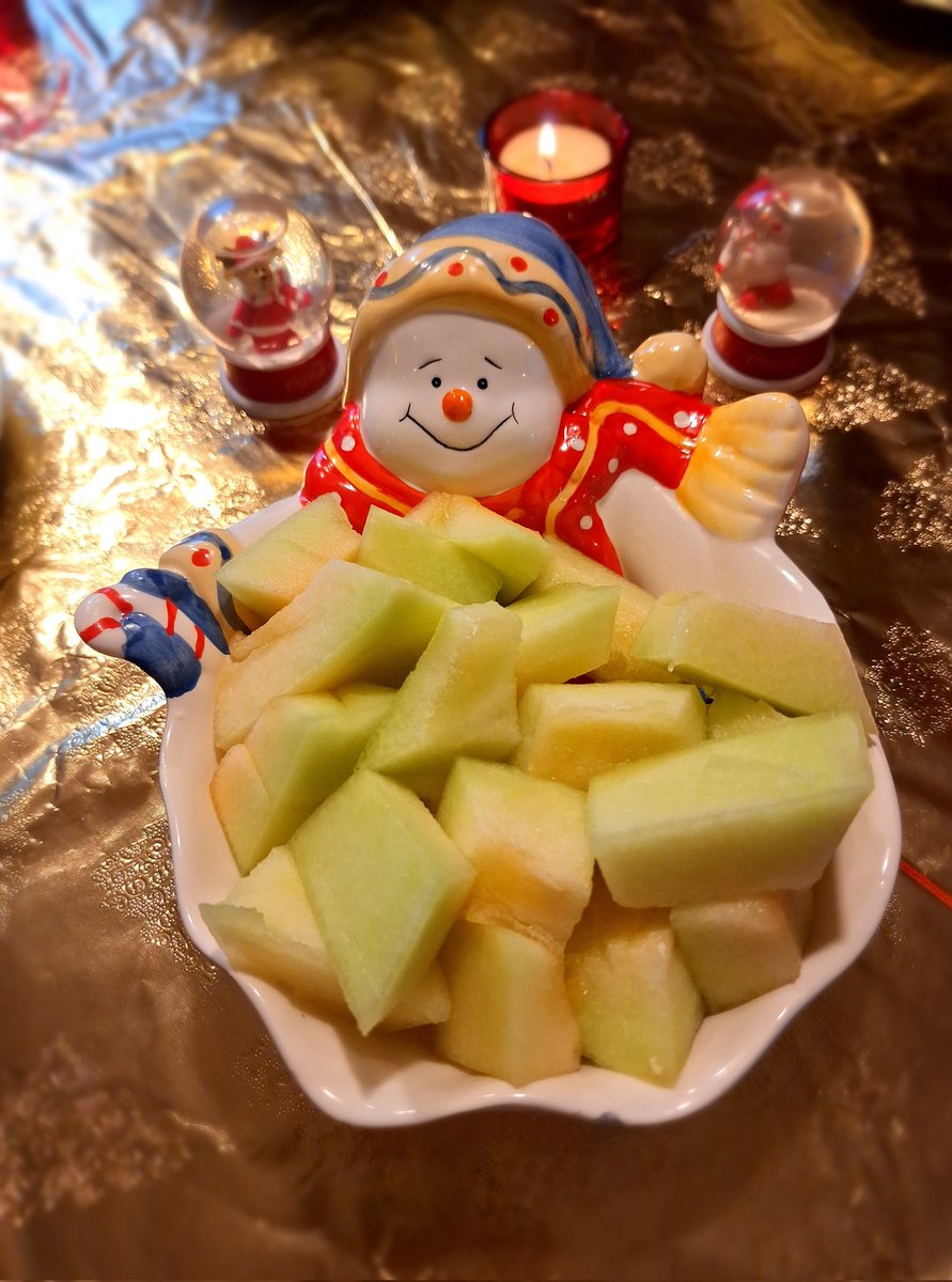 Met z'n 8ten het oude jaar uitluiden aan de dis bij mij. Super gezellig en naast de vette oliebollen en appelflappen is vers fruit bij mij net zo traditioneel :-) 

Fijne jaarwisseling allemaal!