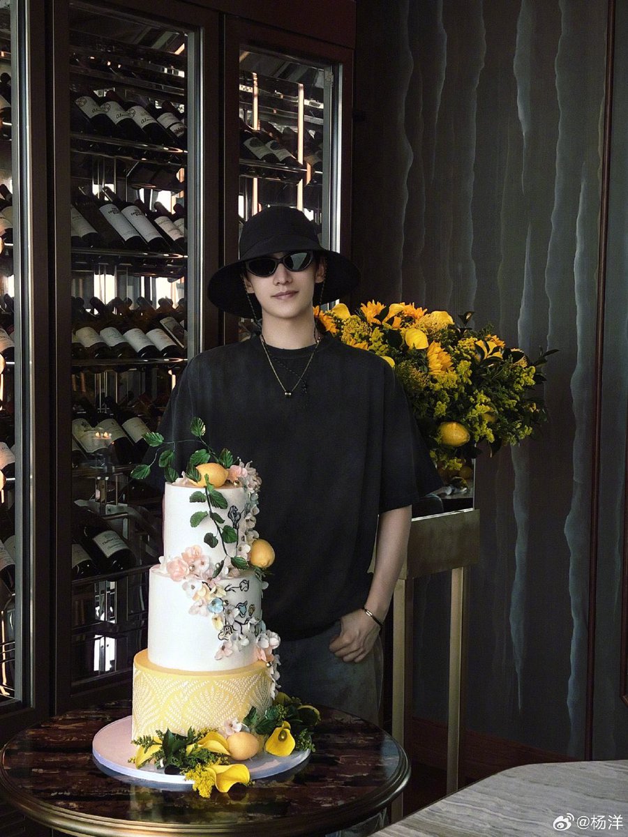 Every look คือแข่งกัน cool อ่ะ street style กับกางเกงลุง ~ 
// คือมั่นใจว่าไม่ได้คิดไปเองแต่สองคนนี้ชอบแต่งตัวแนวนี้จริงๆนะ🕶️