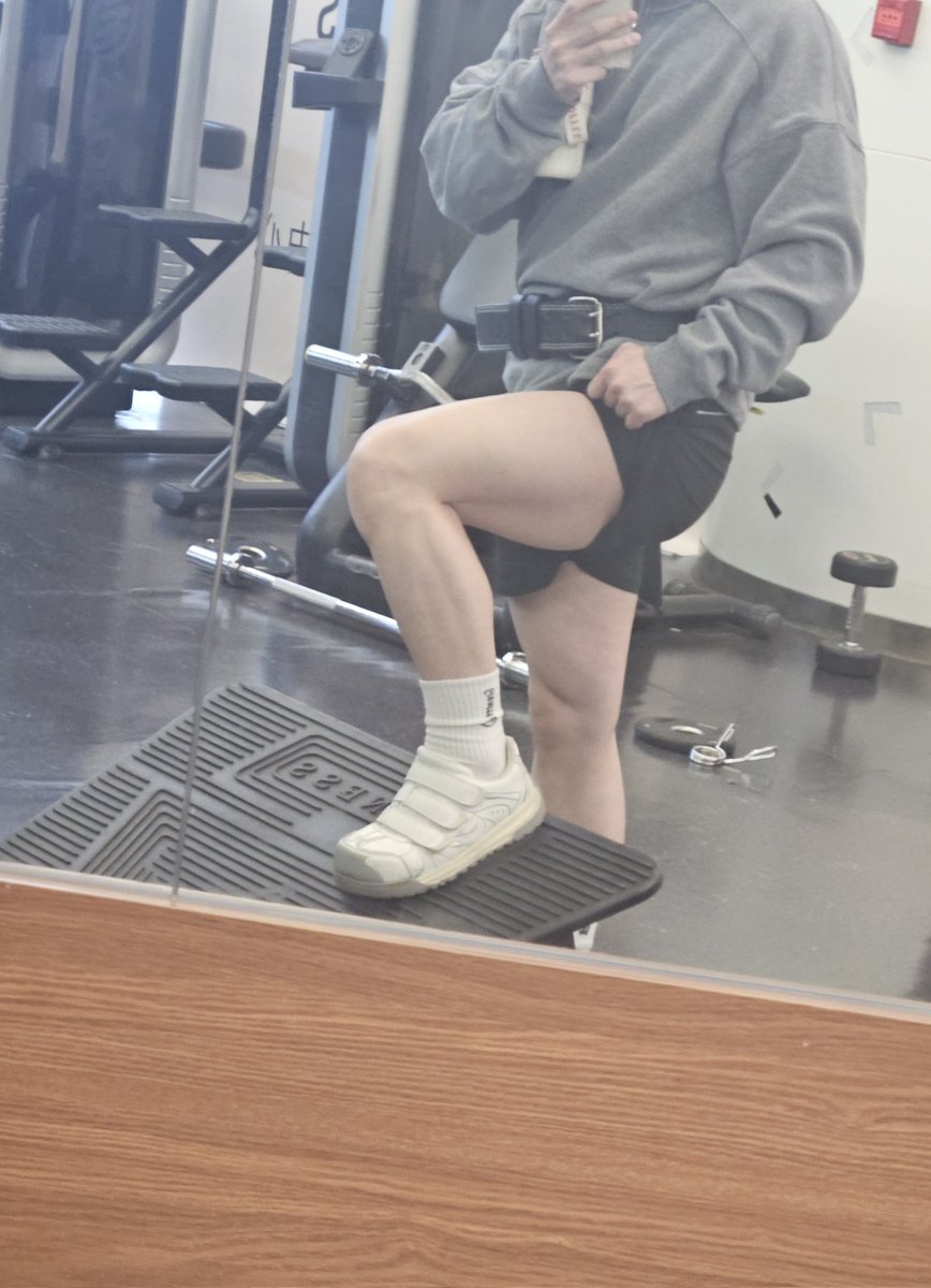 Wencheng16's tweet photo. 笑死健身天赋只有腿🦵 https://t.co/K5yn7NcV5u