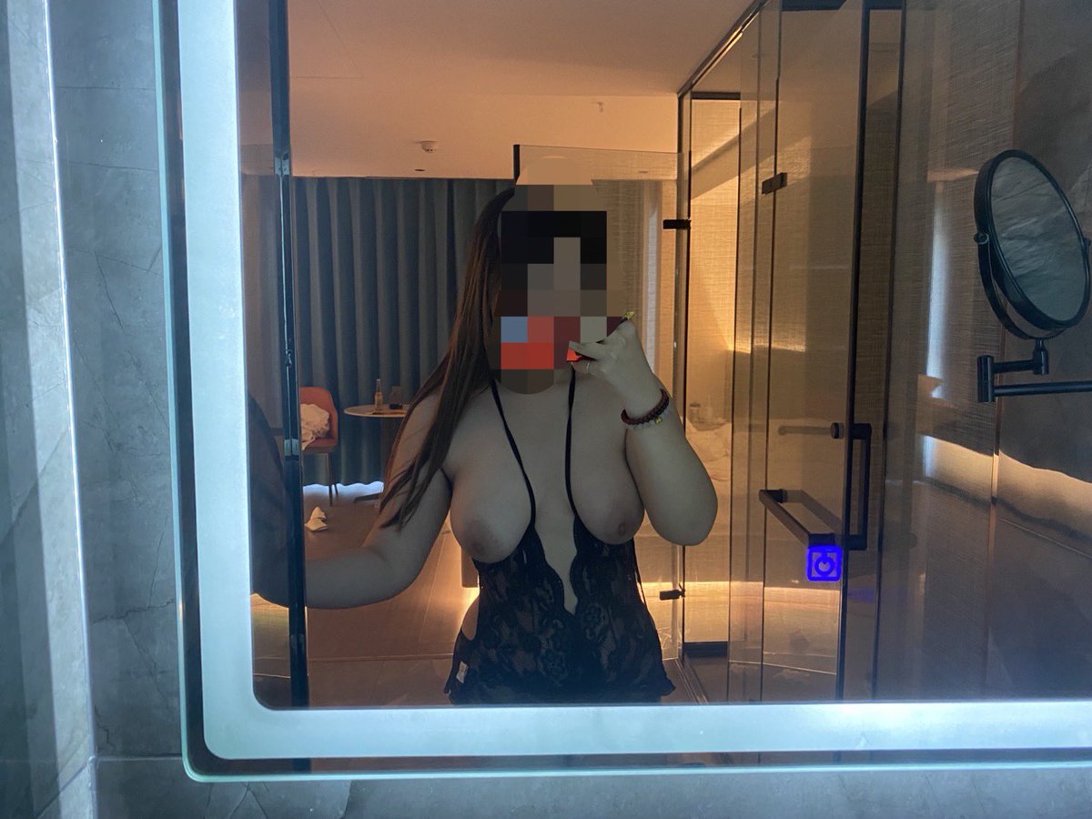 福利姬小美（单纯喜欢做爱）钱来钱来分享的黄推图片3 - 网红私拍内容