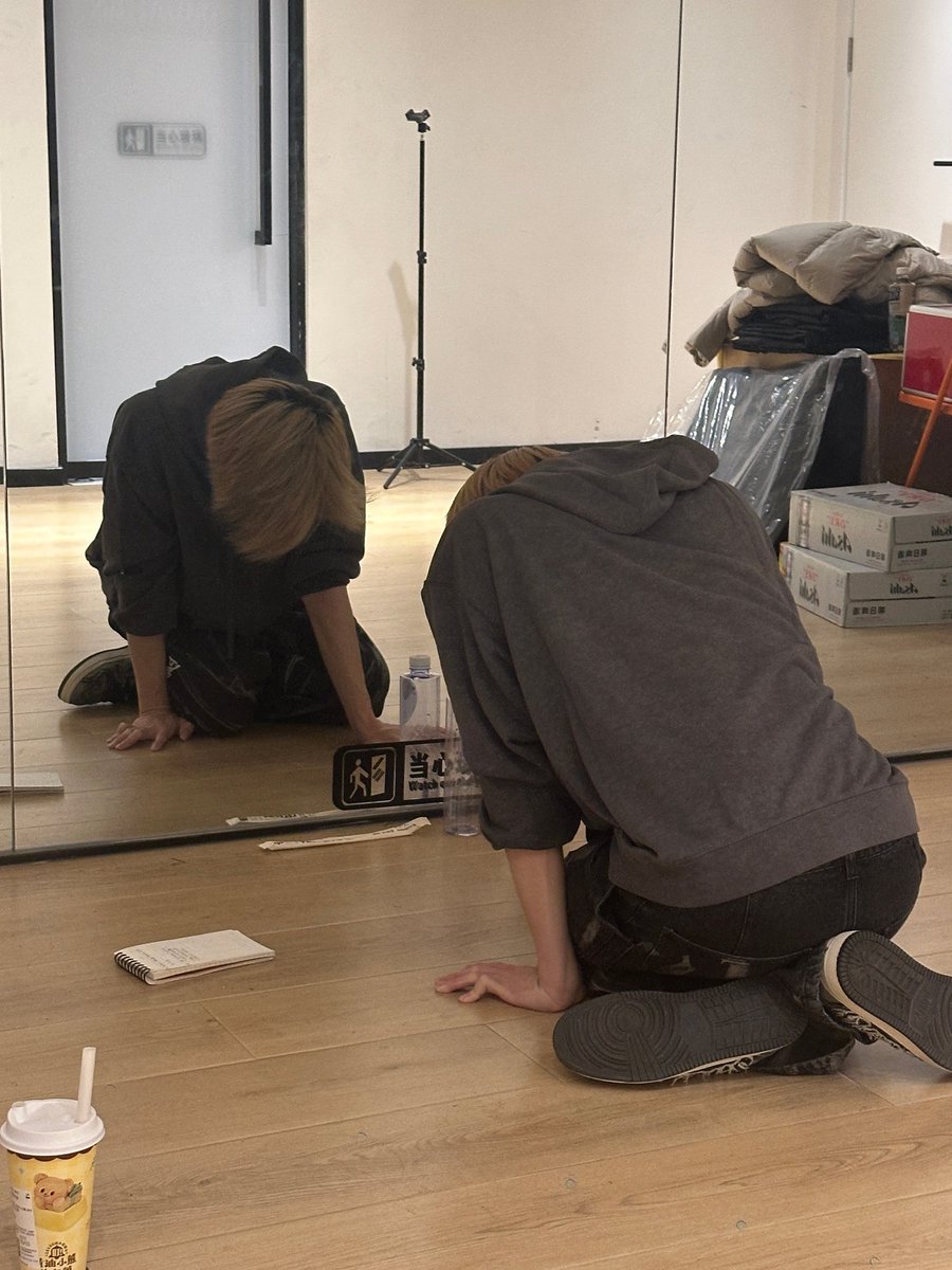 Chana_1459's tweet image. ไม่ว่าจะวันพ่อ วันแม่ คริสต์มาส ปีใหม่ ตรุษจีน วาเลนไทน์ เข้าพรรษา ออกพรรษา ลอยกระทง สงกรานต์ หลิวจวิ้นก็จะซ้อมเต้นค่ะ อย่ากวน!! 😌🤣 #JunLiu #刘隽 #หลิวจวิ้น