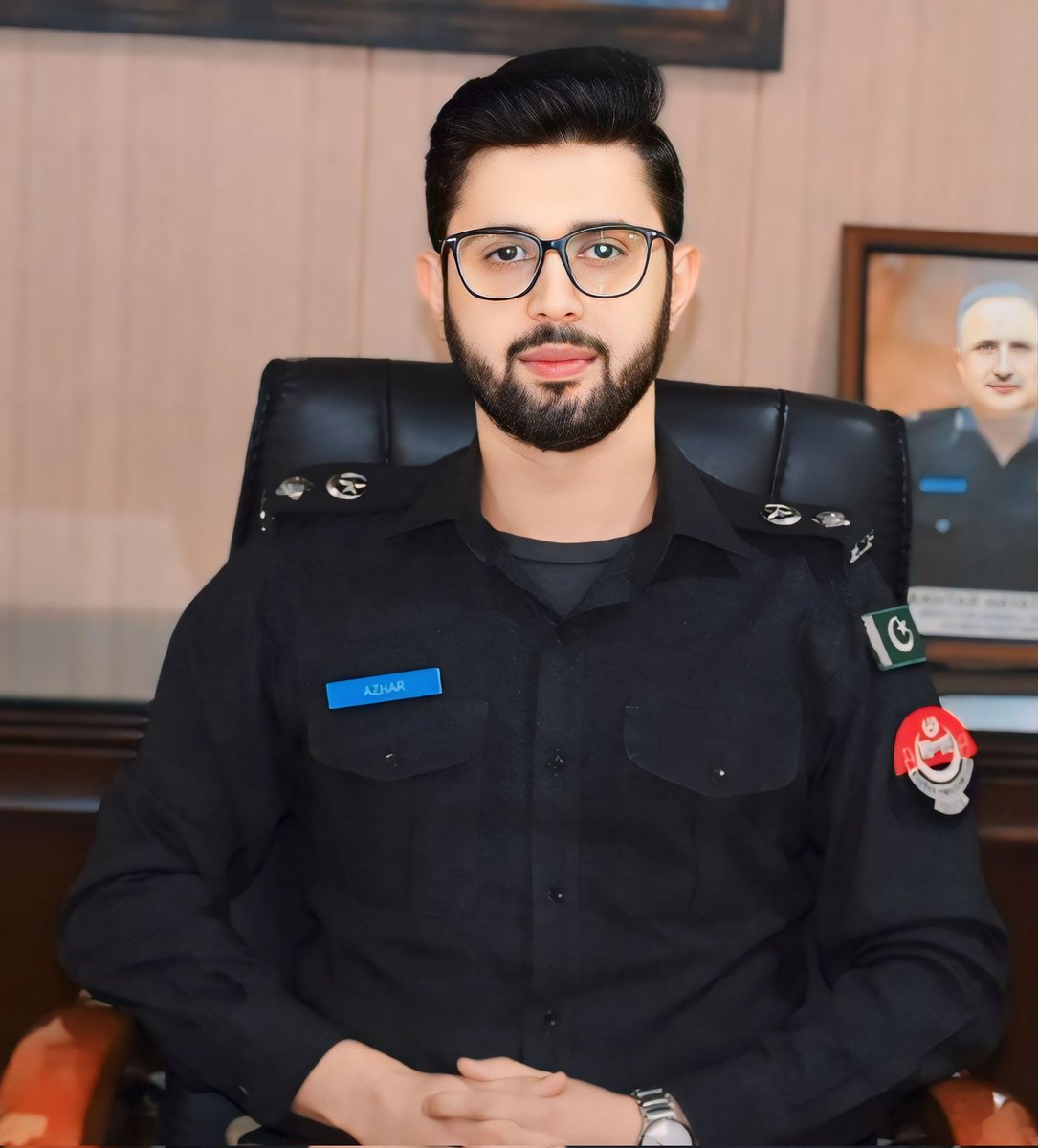 NSRPolice's tweet photo. *ضلعی پولیس سربراہ محمد اظہر خان  کا نئے سال کے موقع پر عوام الناس کے نام خصوصی پیغام* 

*نوشہرہ پولیس کی طرف سے تمام اہل وطن کو دل کی اتھاہ  گہرائیوں سے نیے سال کی خوشیاں مبارک ہوں۔* 

*دعاگو ہیں کہ اللہ تعالی اس نئے سال کو ہمارے لیے بے شمار خوشیوں، رحمتوں، برکتوں کا باعث بنائے* https://t.co/ebmjEn3NiR