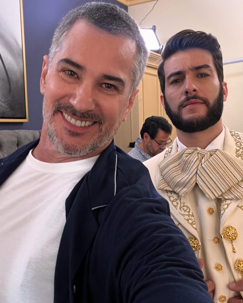 UniNovelas's tweet photo. ¡Carisma, estilo y talento en cada escena! 🌟 Disfruta del increíble elenco de #ElÁngelDeAuroraUS, ¡te sorprenderán con cada capítulo! 📺 Acompáñalos de lunes a viernes a la 1P/12C por Univision. ¿Estás listo para vivir la magia? ✨ #TVContent

📸: @pedrosicard

#AmorEnPantalla #ViviendoLaNovela #TelenovelasDeHoy #NovelaMexicana #NovelaTime  #Telenovela #Novelovers #FansdeNovelas