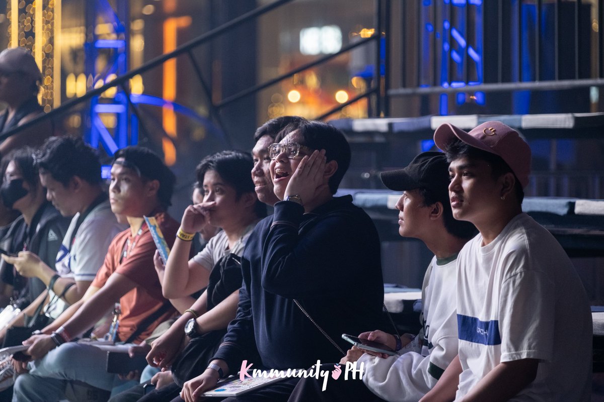 KmmunityPH's tweet image. Kantahan na!!! 🎤🎶 Let's end the year on a high noted and energy here at Bonifacio High Street Amphitheater. #MIDZYNight #GlobeKmmunityPH #AnythingKpopManila #DearITZYEvents #NYE2025withITZY