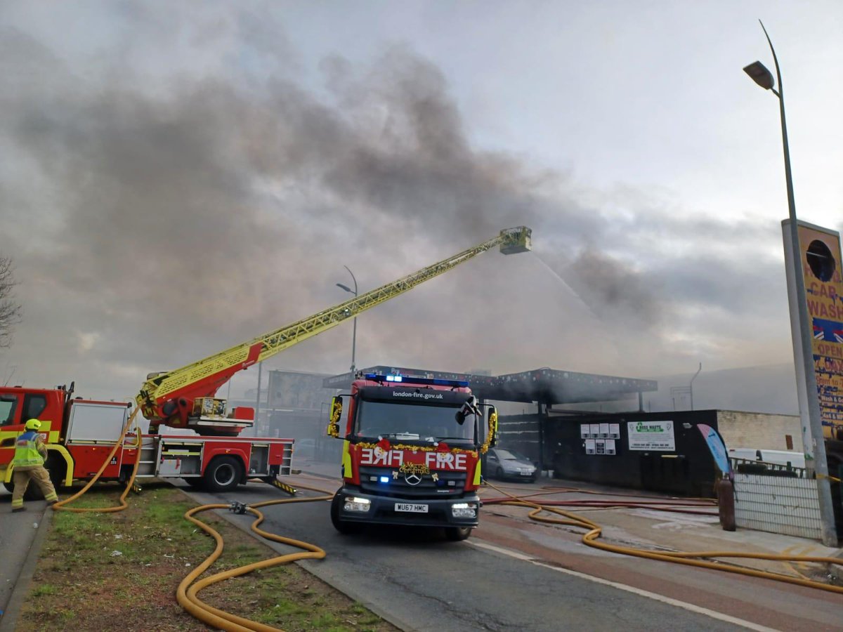 Crews are working hard to bring this fire under control. 

One of our scientific advisors is monitoring the air quality in the area. 

Our drone team have also been deployed to offer the Incident Commander an aerial view of the fire.

london-fire.gov.uk/incidents/2024…