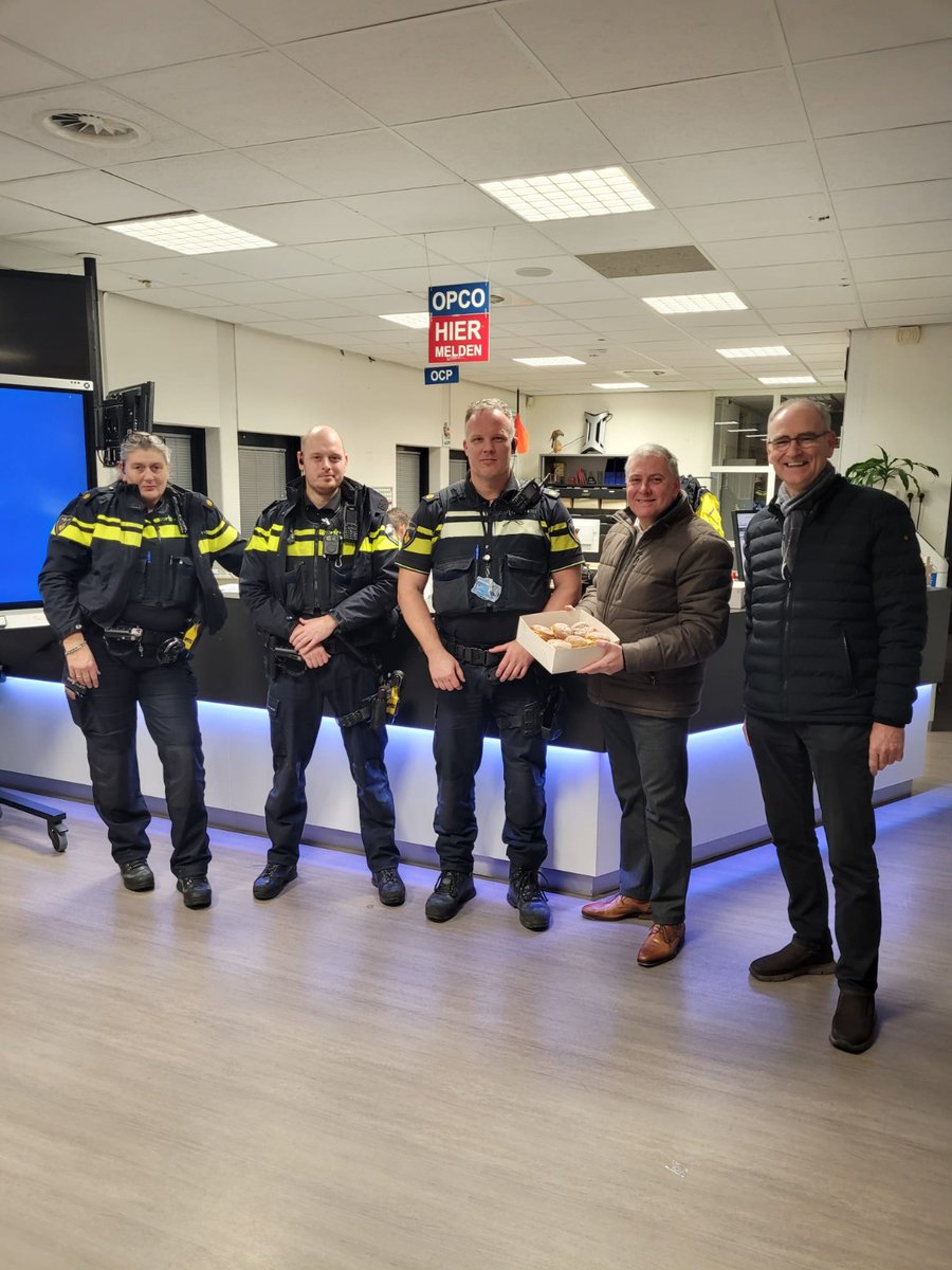OLIEBOLLEN VOOR HULPVERLENERS | Een jaarlijks terugkerende traditie: wij brengen als SGP de Barneveldse hulpverleners oliebollen om hen hart onder de riem te steken voor de komende jaarwisseling! We wensen hen een goede jaarwisseling, waarbij ze veilig hun werk kunnen doen.