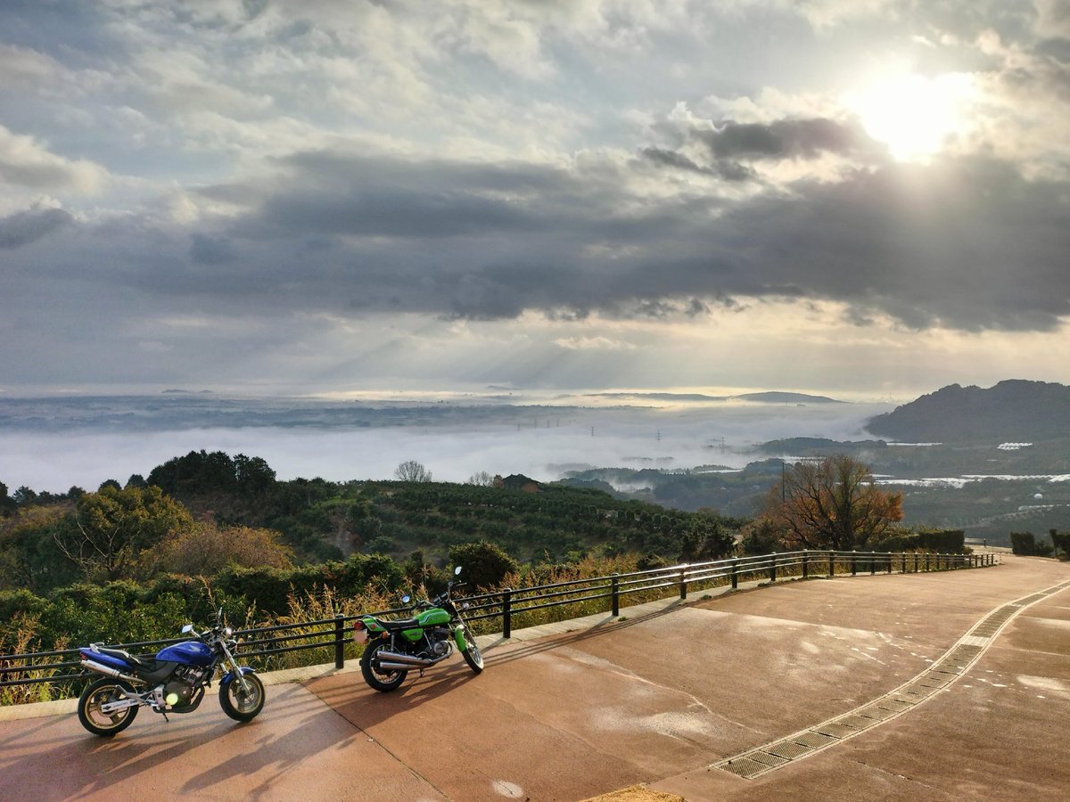 RETURN_HORNET's tweet image. 今年の走り納め、ということで
早朝から熊本の半高山へ…
途中、濃霧で超安全運転を
強いられたが展望公園に着くと
霧が雲海になって、雲の切れ間
から時折、日がさして
なかなかの絶景だったので
結果オーライ