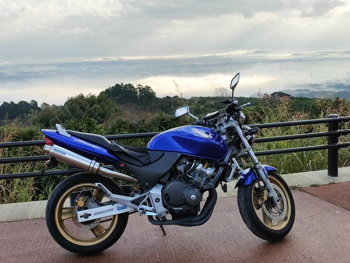 RETURN_HORNET's tweet image. 今年の走り納め、ということで
早朝から熊本の半高山へ…
途中、濃霧で超安全運転を
強いられたが展望公園に着くと
霧が雲海になって、雲の切れ間
から時折、日がさして
なかなかの絶景だったので
結果オーライ