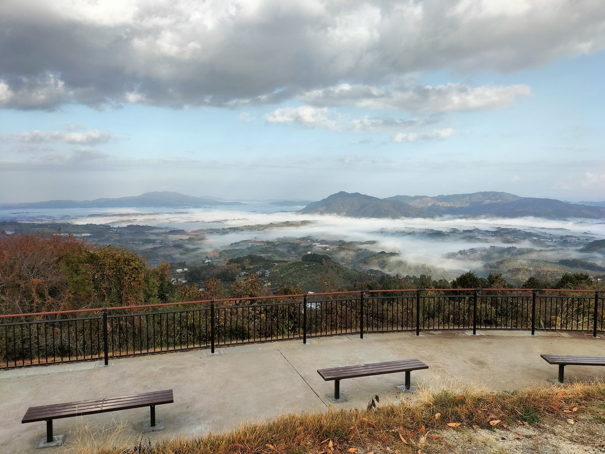 RETURN_HORNET's tweet image. 今年の走り納め、ということで
早朝から熊本の半高山へ…
途中、濃霧で超安全運転を
強いられたが展望公園に着くと
霧が雲海になって、雲の切れ間
から時折、日がさして
なかなかの絶景だったので
結果オーライ