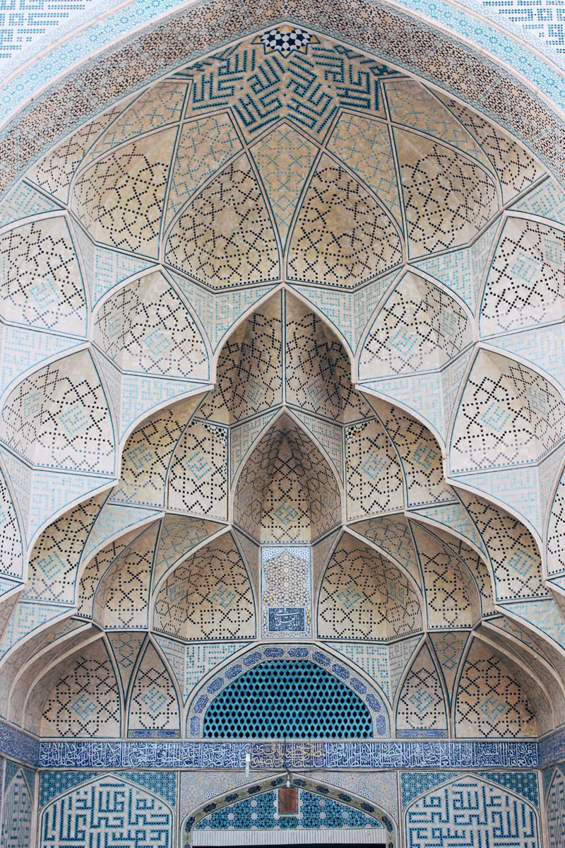 Geometri, renk ve tasarımın aşka dönüştüğü sanat; Mukarnas. 

 - İsfahan, İran.