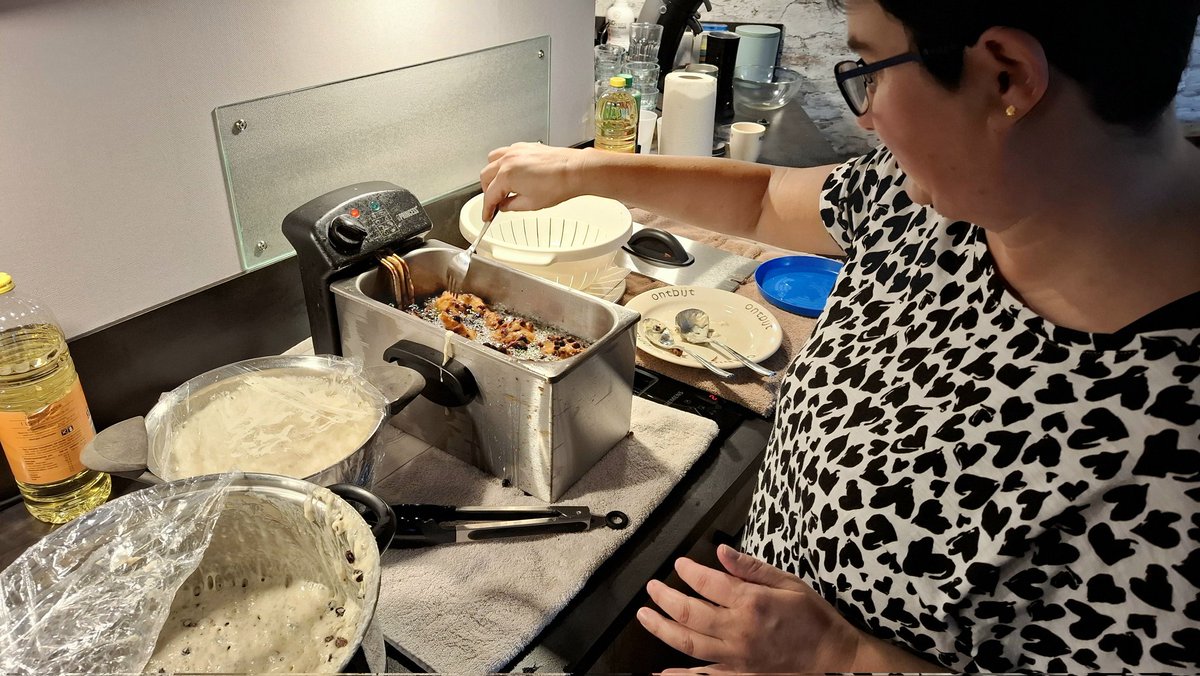 Nog een keer met de familie oliebollen eten. Dat was de wens van Arno (52) en Suzanne (44) Molenaar uit Bergambacht. Arno werd net naar huis gebracht door Stichting Ambulance Wens. Een moment met een traan, maar vooral ook een lach. Suzanne: ,,Overweldigend mooi!" #Bergambacht