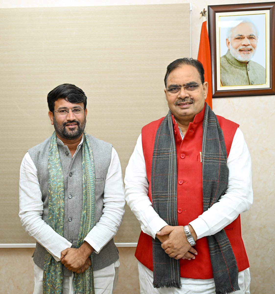 Education Nagari (@educationnagari) on Twitter photo भाजपा नेता उपेन यादव ने मुख्यमंत्री भजनलाल शर्मा से की मुलाकात
युवाओं की विभिन्न मांगों को लेकर मिले सीएम भजनलाल से
<a href="/TheUpenYadav/">Upen Yadav (मोदी का परिवार)</a> #EducationNagari भाजपा नेता उपेन यादव ने मुख्यमंत्री भजनलाल शर्मा से की मुलाकात
युवाओं की विभिन्न मांगों को लेकर मिले सीएम भजनलाल से
<a href="/TheUpenYadav/">Upen Yadav (मोदी का परिवार)</a> #EducationNagari