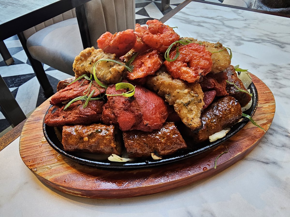 DalMeister's tweet photo. #Mixi at @sohotavernuk in #Walsall...
🍗🍺🍖👌🏽

☑️That's all of the Soho Taverns ticked off for me now, &amp; I visited them all in 2024.

📹https://t.co/WvoD9LM5bf

#GrillHeil #MixedGrill #Beer @SaltBeerFactory #SaltJuteIPA #HappyNewYear https://t.co/CGmfycWvGp