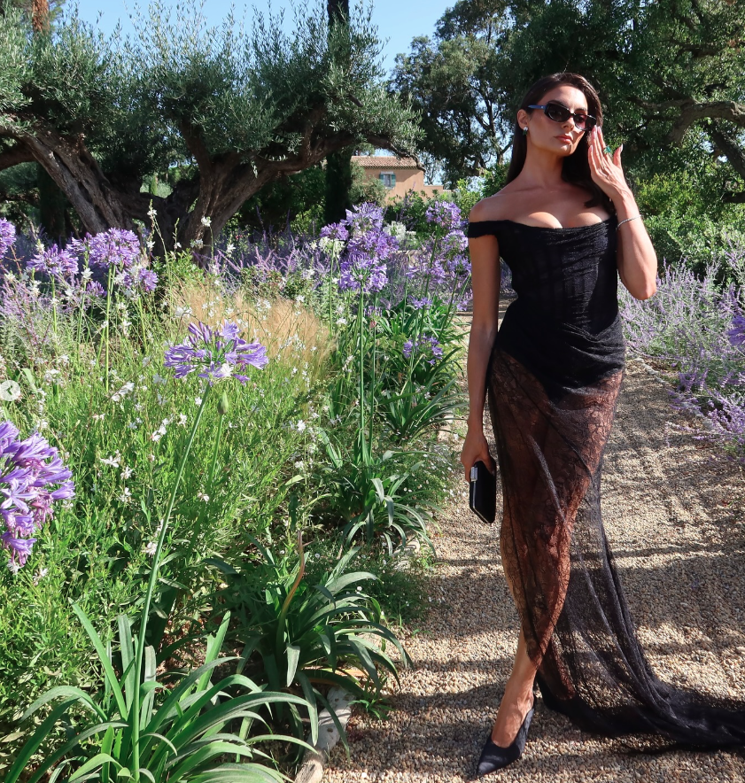 DigitalNextHive's tweet photo. From Summer House to becoming a fashion icon, Paige DeSorbo’s journey is simply inspiring. 💼 Dive into her age, net worth, and career story 👉 https://t.co/jlTaGcJ3Nw #StyleQueen https://t.co/totOJzb0ha
