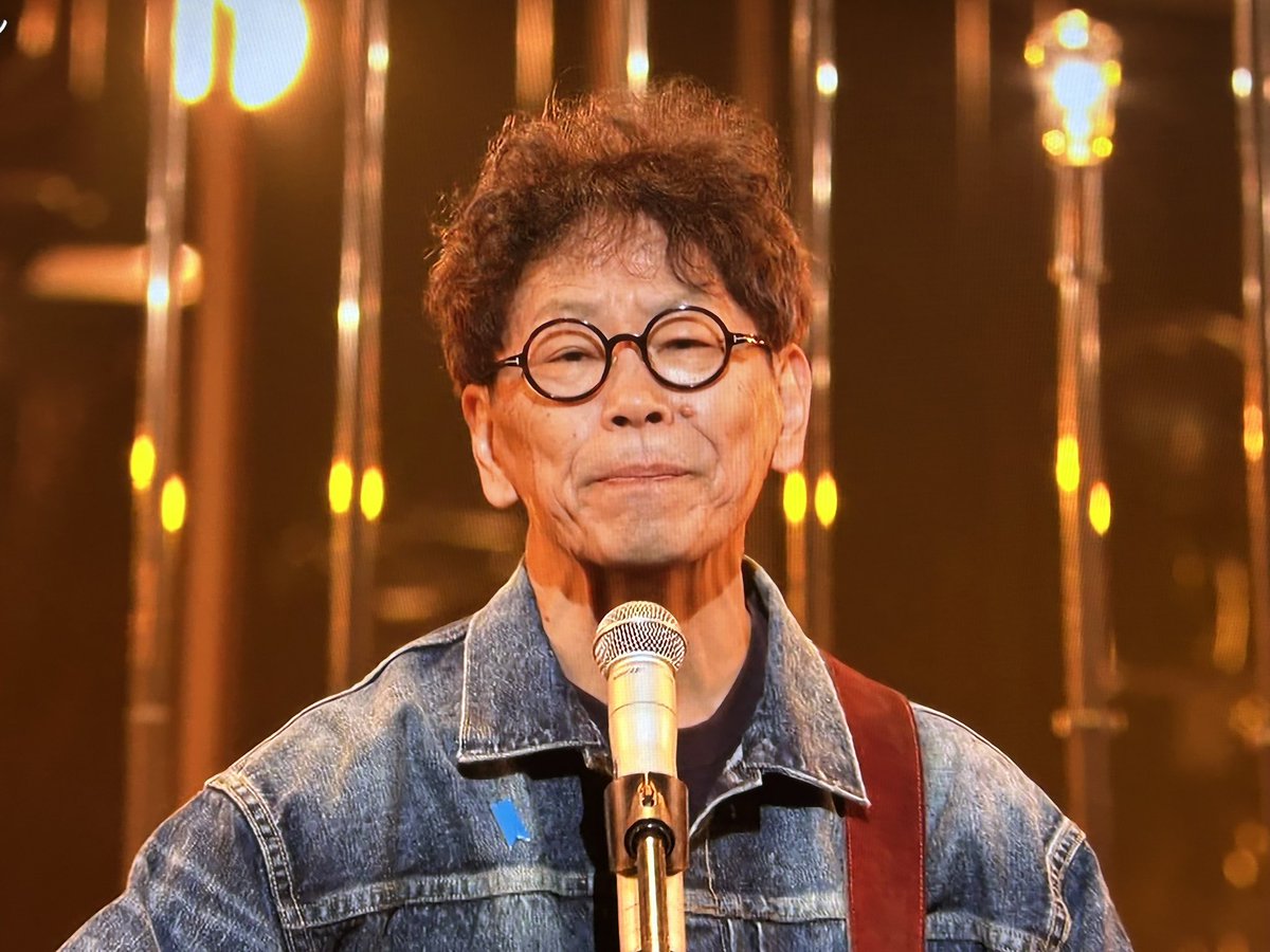 kuroebi_gs's tweet image. 南こうせつ、ブルーリボンつけてる