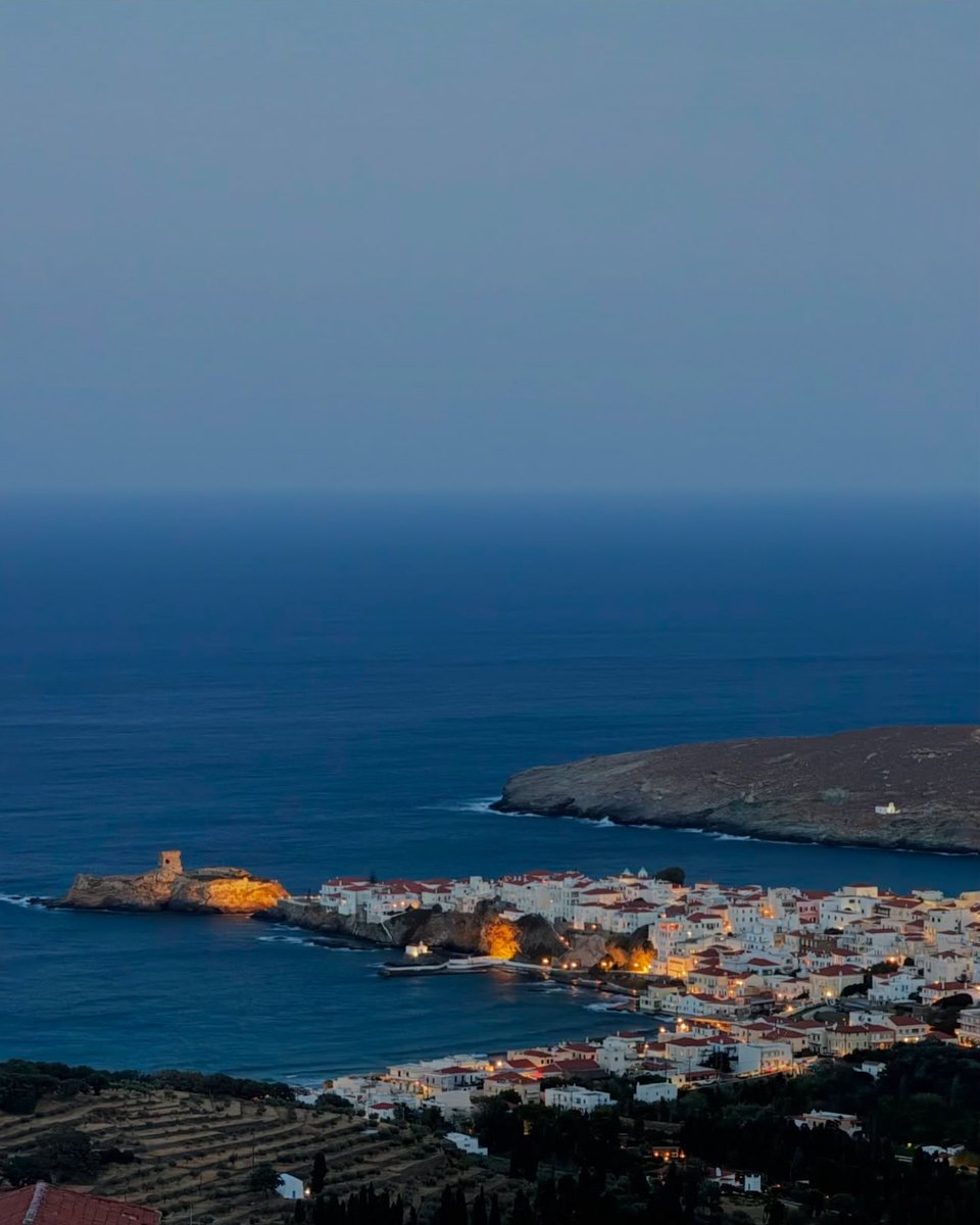 andros_secrets's tweet image. The night in Chora glows with a special kind of magic, where every light tells a story. Can you feel the spirit in the air?💙✨ 

#Repost #Andros_Secrets

#andros #greece #visitgreece #grece #paradisefound #vacationgoals #islandhopping #wanderlust #greekislands