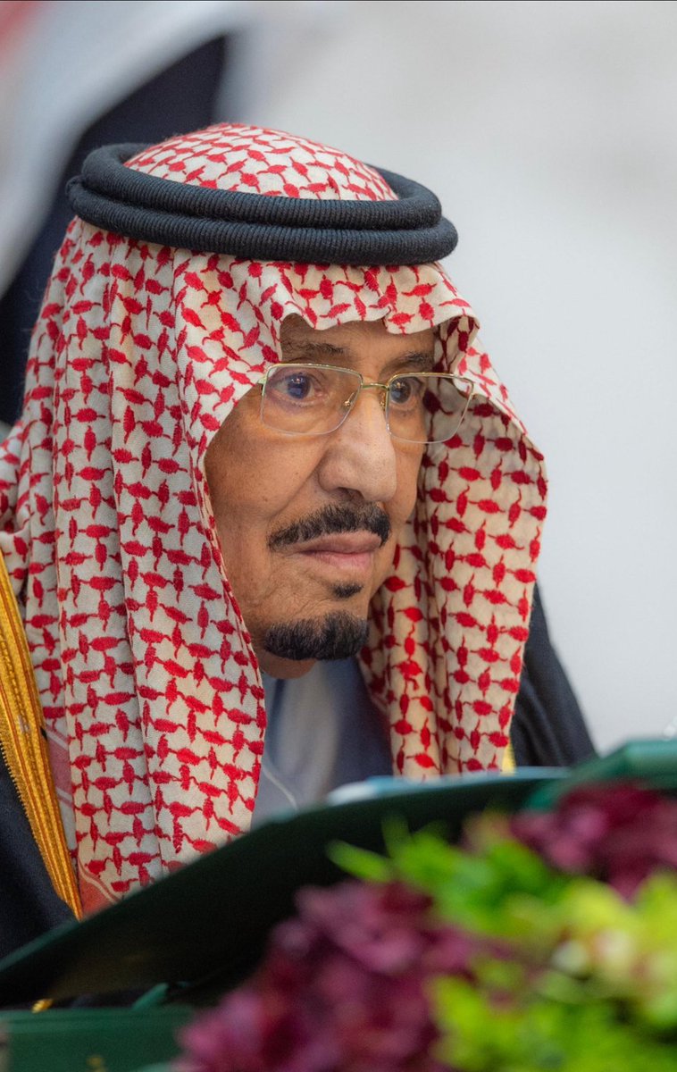 Alsaud_History's tweet photo. صورة لزعيم المسلمين،
سيدي #الملك_سلمان_بن_عبدالعزيز حفظه الله ورعاه، وتم التقاطها اليوم خلال ترأسه جلسة #مجلس_الوزراء.
#السعودية https://t.co/FBMN2hqVd5