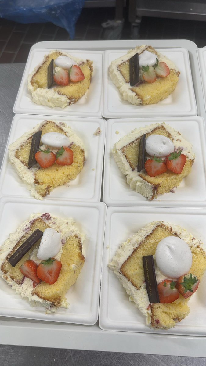 our colleagues who have to work <a href="/MHQA/">MH Queen Anne</a>. Deserve an extra tasty dessert today
#WATCH 
<a href="/d/">d</a>