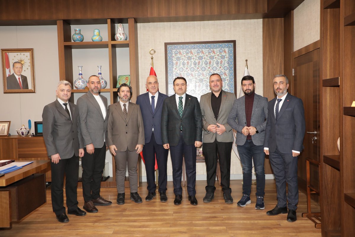 Bugün, Kütahya Gazeteciler Birliği Yönetim Kurulu Üyeleri olarak Kütahya Valimiz Sayın Musa Işın’ı makamında ziyaret ettik. Kendileriyle basının önemi, ilimizdeki iletişim faaliyetleri ve geleceğe yönelik projeler hakkında değerli bir sohbet gerçekleştirdik.