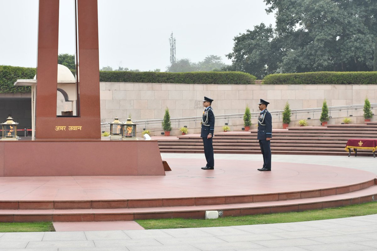 prodefencejammu's tweet photo. Air Mshl P M Sinha, AOC-in-C #WesternAirCommand superannuated today after thirty nine & a half years of dedicated service.His visionary leadership has further strengthened @hqwaciaf's readiness & resolve to effectively undertake all assigned tasks.
@SpokespersonMoD
@IAF_MCC https://t.co/t8tNxDwwVX