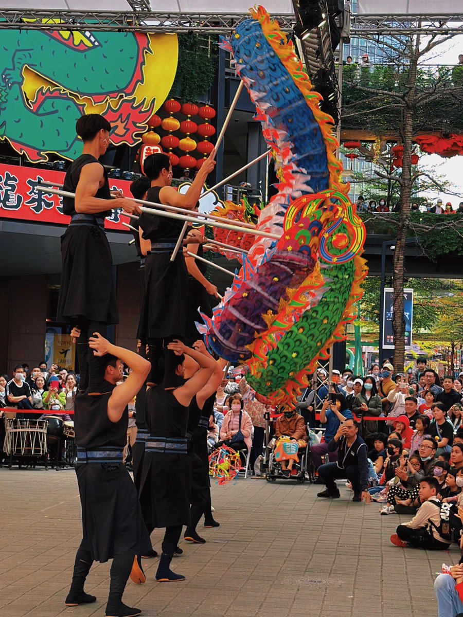 舞龍舞獅臺灣也有這樣的傳統表演，現場還是蠻精彩的。 圍觀權重也很多人🎉