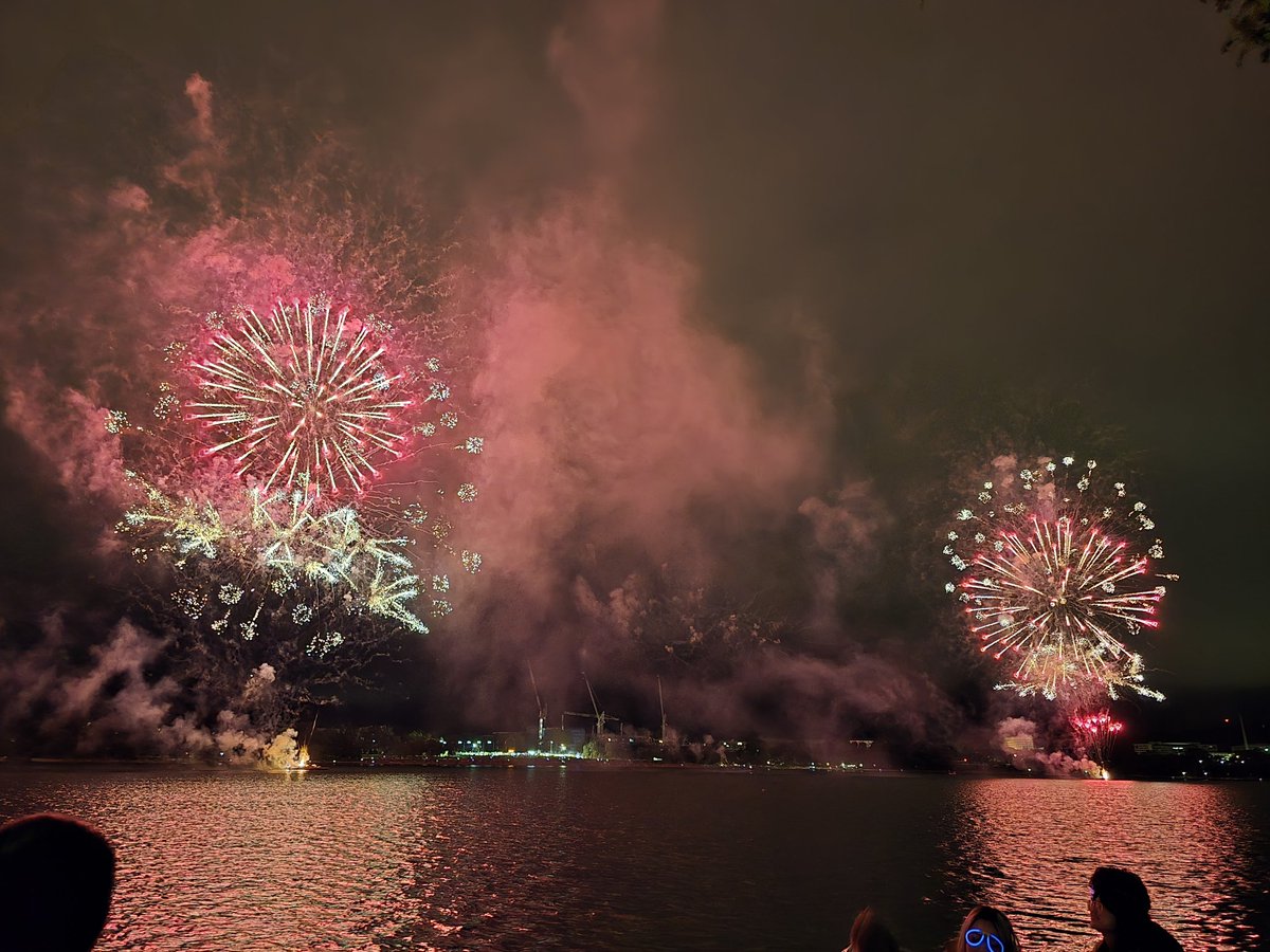 shabaexd's tweet photo. Cheers to a great 2025! 🥂🎆 https://t.co/Yg54CBNH0Q