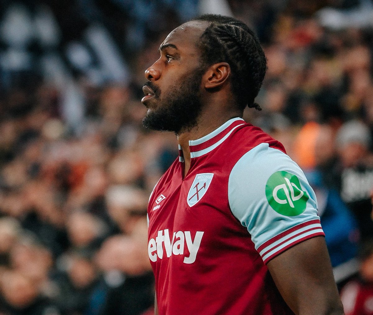 🚨 Michail Antonio, back home as he has been discharged from hospital following an operation on a broken leg sustained in a car crash.

Get well soon! ❤️✨