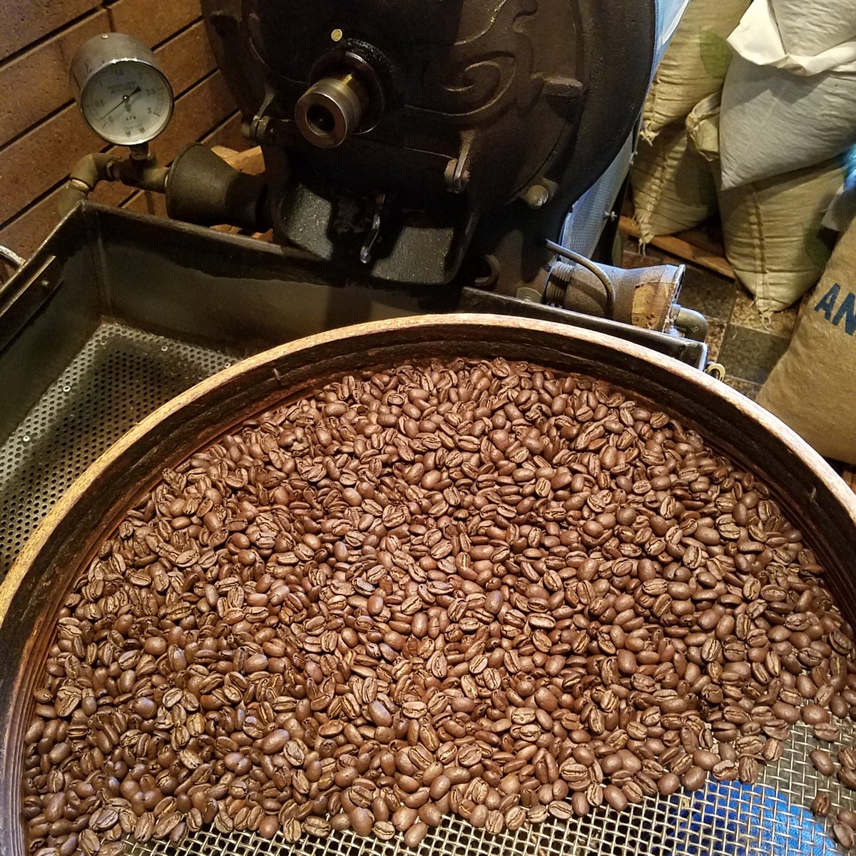 cafebechet's tweet photo. 30日はスタッフ総出で大掃除しておりますが、

「あっ、年内コーヒー豆かいわすれた！年末年始禁断症状にうなされる！
！」

と狼狽えているそのあなた、掃除中でもコーヒー豆を販売しておりますこので！お気軽にご来店くださいね。

#銀座コーヒー
#コーヒー豆販売 https://t.co/qIb5ztiY5q