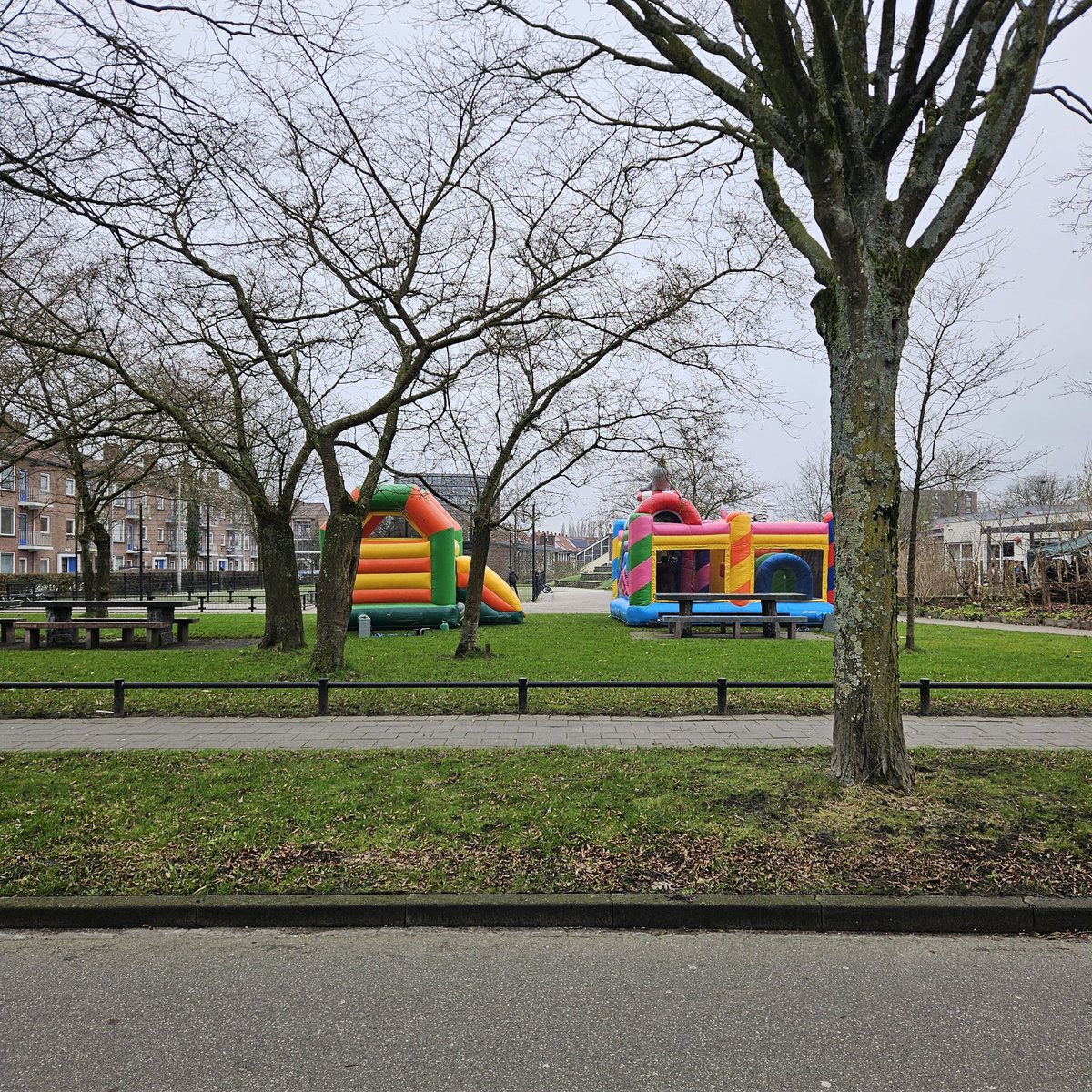 Het loopt weer volledig uit de hand met Oud &amp; Nieuw bij ons in Amersfoort, al meerdere dingen opgeblazen hier 😮