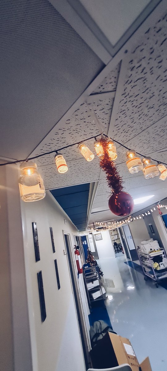 hopitaldepau's tweet image. Découvrez toute la créativité de nos équipes de nuit qui ont conçu une maxi guirlande en... flacons et ampoules de médicaments recyclés !

Une manière originale de faire concilier à l&apos;hôpital #EspritdeNoël et #DémarcheEcoresponsable.

Bon réveillon de la St Sylvestre à tous !