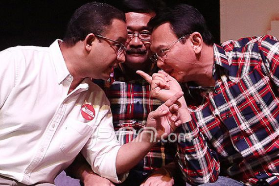 DefrTen's tweet photo. someone pointed this out and i cant stop thinking about it

kenapa harus selalu ditengah sih pak djarot😭 https://t.co/QZ2JDKIZ6s