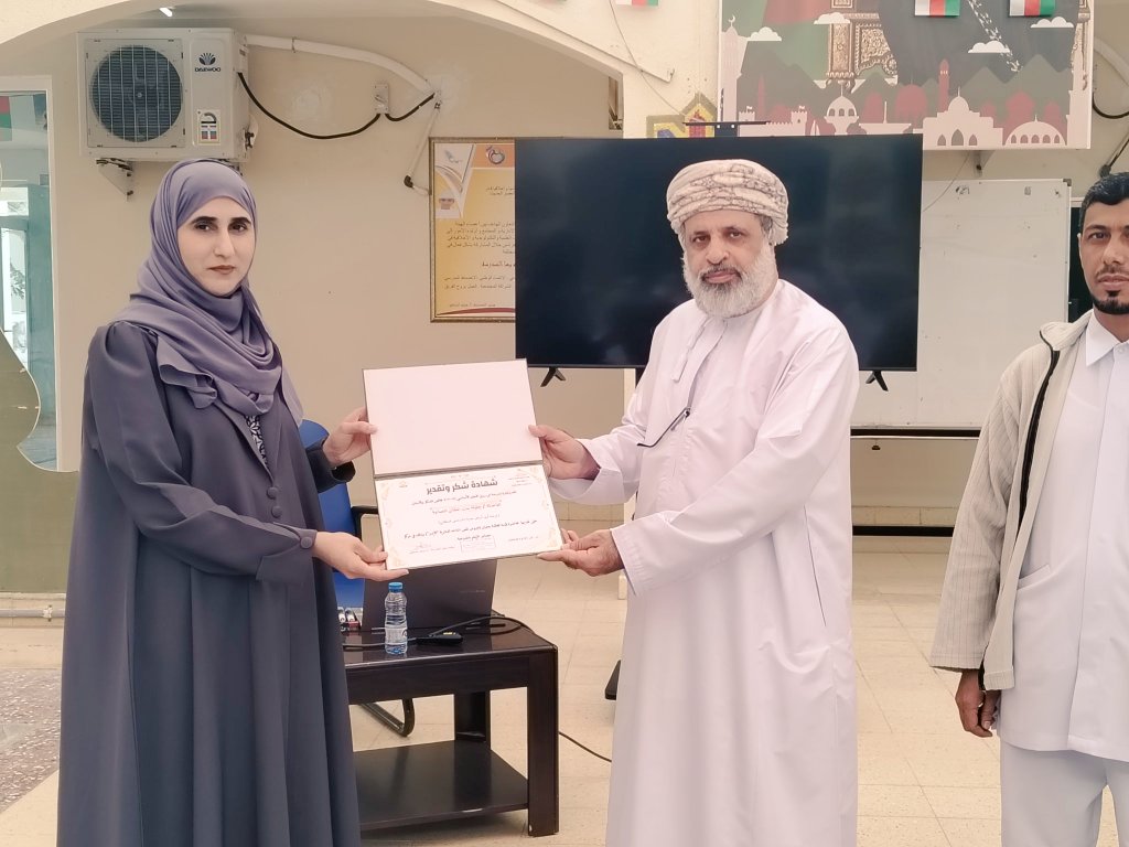 جليلة بن خلفان النعمانية مُمرضة أولى أمراض مُعدية بالمستشفى السلطاني ، إحدى سفراء الكلمة وأبطال التأثير والتغيير ، المؤمنون بشعار درهم وقاية خير من قنطار علاج ، الجائلون بين أوساط المجتمع لنشر التوعية عن واحد من أخطر أمراض العصر .
 تشرفت بها مدرسة ابن رزيق للتعليم الأساسي بولاية