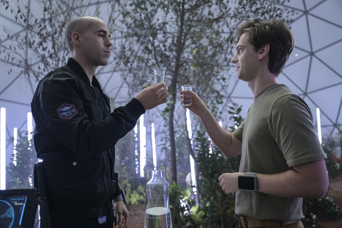 Brindando con todos los que estuvieron con nosotros en 2024. 🥂 #TheArk