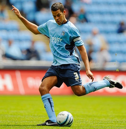 thesoccerdemic's tweet photo. #OnThisDay in 9️⃣4️⃣ Marcus Hall made his #SkyBlues & #EPL debut🙌🏾
⚽️Aged 1️⃣8️⃣ he went onto play in 1️⃣0️⃣3️⃣ #PremierLeague matches from 4️⃣0️⃣0️⃣+ career appearances🔥
🌎Of English🏴 & 🇯🇲Jamaican descent, the #PUSB Hall of Famer is their 1️⃣1️⃣th Black #EPL player✨️ #First11 https://t.co/9VcaU4jH10
