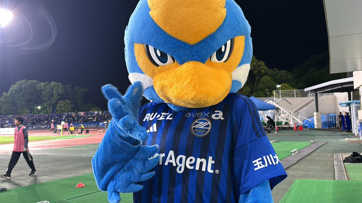 n_____oodk93's tweet photo. 𝗕𝗶𝗴 𝘁𝗵𝘅 𝟮𝟬𝟮𝟰💡

共闘有難うございました！

#FCMZ学生スタッフ として、マネージャーとして本当に夢のような1年間でした。

沢山の人に支えられた恩は忘れず、来年は恩返しをテーマに社会に出て頑張りたいと思います。

良いお年をお迎えください🐍✨
（近距離ゼルビーお裾分けです） https://t.co/KLMC21yX7h