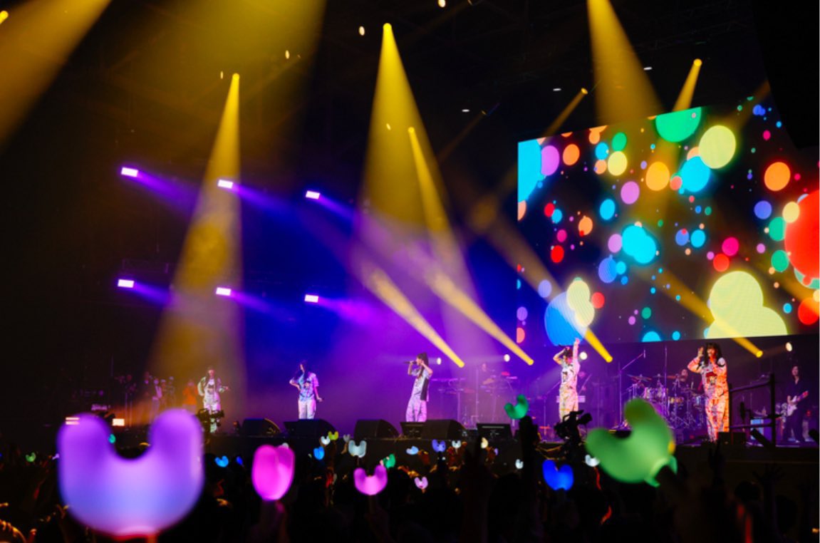 newjeans_random's tweet photo. [241231] NewJeans x #CDJP2425

A Tokki's Reviews:

— 40 mins performance with live band music from start to finish.
— A masterpiece completed through the band's performance.
— Special pajama-like costumes designed by BAPE.
— Performed #NewJeans_RightNow in a stand mic version.
— During #NewJeans_SuperShy cheers #NEWJEANS_NEVER_DIE were heard.
— The audience kept shouting "kawaii".
— During #NewJeans_Cookie, Hanni ate some and then fed Danielle.
— Hyein said, "I really love soba," and suddenly grabbed Hanni’s hand.
— Minji rarely makes mistakes in Japanese but said "Tokosoba" instead of "Toshikoshi Soba."
— Hyein said, "I really like soba, but I ate it 1,000 years ago." ???
— Danielle and Hyein hugged.
— When Hanni hesitated because she couldn’t think of the Japanese word, she said "Bukkurewa~~" (I’m embarrassed~~), and the audience all shouted, "Kawaii!!"
— Then she lightly banged her head a few times, which was so adorable that the whole venue became lively.
— Hanni and Danielle shared a bottle of water.
— Hanni sent lots of flying kisses.
— During the intro of #NewJeans_BubbleGum Hanni asked the drummer for a comment.
— Danielle said, "Let’s make more memories next year."
— Hyein said, "It’s about time to wrap up," and when the audience went, "Ehhh~" in disappointment, a flustered Hyein looked so cute that the entire venue melted.
— They thanked everyone by saying, "Thank you for your hard work in 2024."