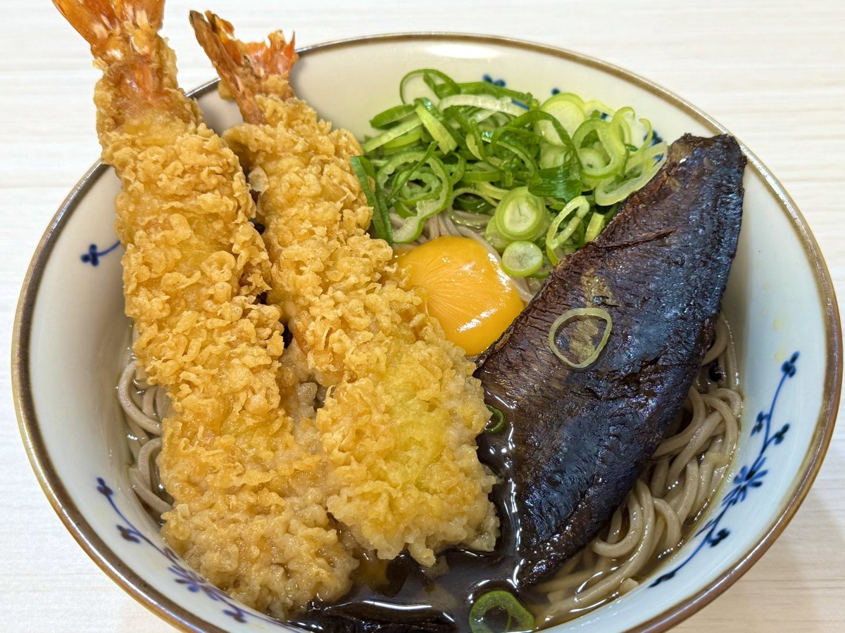 kumaTO832's tweet photo. 何とか年越し蕎麦つくれました😊
ニシン天ぷら月見そば🌕🔔ｺﾞｰﾝ

茹でるタイプの蕎麦で焦りましたが💦麺の硬さを調節できて美味でした🍺🥰

🐻富美屋のニシン福そば、天ぷらは別で🍤トースターでカリッと✨ https://t.co/xulYhQ9cQ1