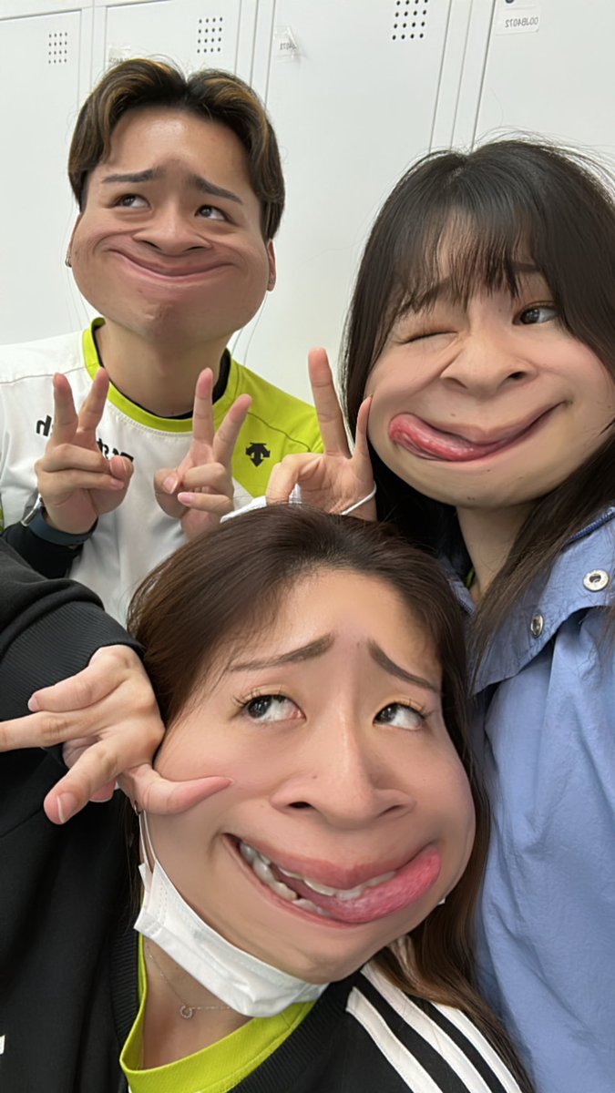 ds_okn's tweet photo. 今年は店長が変わったり、スペシャリストに合格させてもらったり、プライベートでも行きたいところに行けたりと走り切った2024年でした🐲

今年も1年ありがとうございました！

2025年も最高だったと言える1年にして見せます🙆‍♀️💐

来年もよろしくお願いします🐍

#年女
#草加マルイ
#ラストは3人 https://t.co/qaNKehUxkb