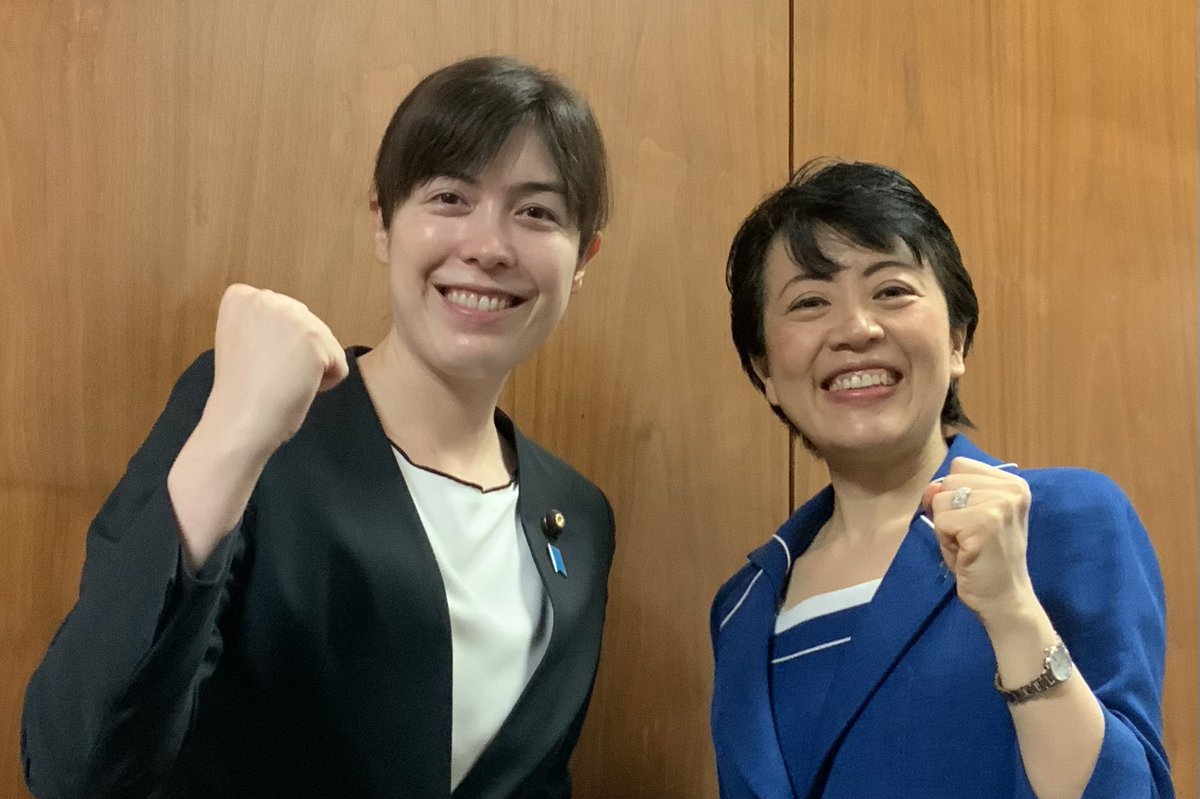 Arimura_haruko's tweet photo. 中国に対する10年ビザ新設について、懸念を表明した前回12月29日のXについて、この2日間で実に大きな反響があり、有村のXを引用した動画も複数、制作公開されています。

皆さまからお寄せ頂いた賛否両論のコメントも、心して拝読致しております。「保守派の議員がガス抜きとして使われている」旨のコメントが非常に多く、それ自体、大事な世論の声として、虚心坦懐、敬意を持って冷静に受け止めます。

と同時に、ガス抜きであろうとなかろうと、何万人もの方々に自分の名前を書いて頂いて議会に送って頂いている以上、私が代弁すべき民意を、リスクを背負いながらも、ここぞの時に真摯に訴え、政府・議会や世論、閣僚や同僚議員の中で、再考を求めたり、共感して下さる賛同者を増やし、自らの信念を【社会で無視できない声】に昇華していく努力自体は、大事な政治プロセスだと真摯に考えております。

正論を吐くだけでは、政治は動かない。
…自身も日々痛感しています。

でも、賛否両論ある中で、勇気を出してリスクを取り、持論を発していかずして、共感・賛同の声を広げるチャンスはなく、丁寧かつ慎重な持論展開によってこそ、より的確な世論の把握・意見集約が図れる可能性が出てくるのではないでしょうか。

小野田紀美議員と有村が一番最初に問題提起をした【外国人によるパーティー券の購入規制】も、当初「ガス抜き」と言われ続けました。やっと掴んだ国会質問においても、「ガス抜き要員」とレッテルを貼られ続けましたし、事実何度も、党内議論から弾き飛ばされそうになりました。

しかしその度に、押したり引いたり、賛同者の声を募って「無視できない民意」を目指し、実現するために自ら妥結もし、やっと自民党法案に入れ、多くの政党の賛同を経て、この12月に立法化できました。難易度は高く、毎回とは行きませんが、主体的に動き、訴え続けて、やっと目に見る成果が出た具体的事例です。

日本の公序良俗を信じ、このようなプロセスをこれからも大事にして、議会活動に励みたいと存じます。

この1年も大変お世話になりました！
同志の皆さま、どうぞ良いお年をお迎え下さいませ😊　感謝

参議院議員
有村治子　拝