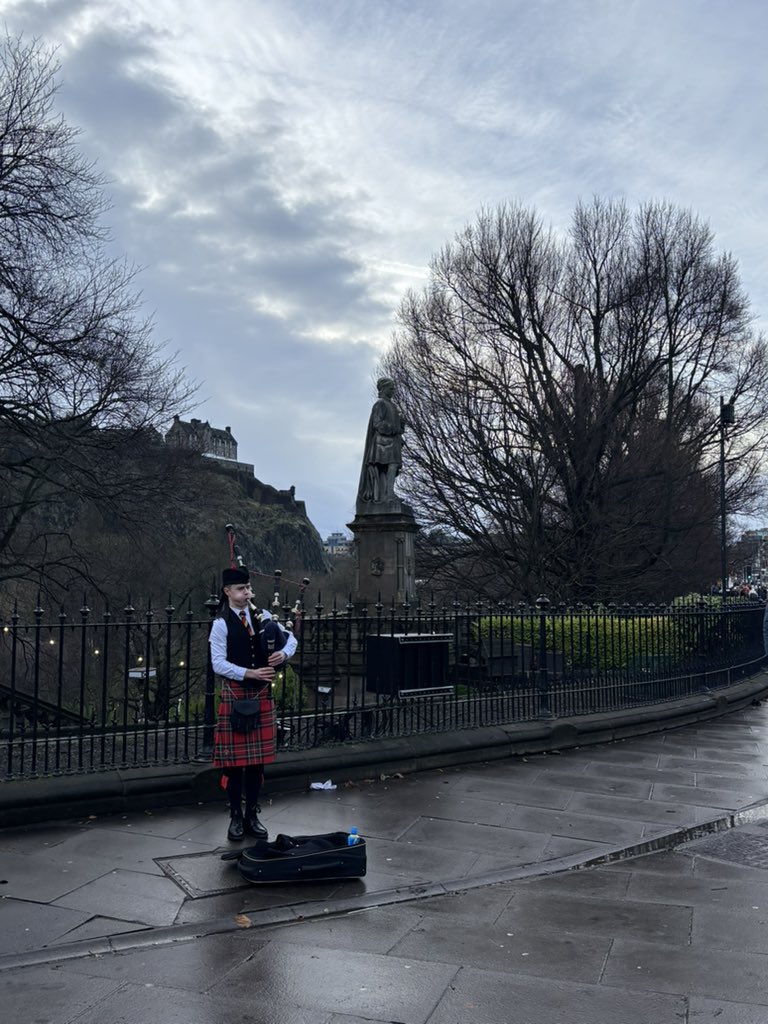 Piping up a storm 
#princesstreetgardens #edinburgh