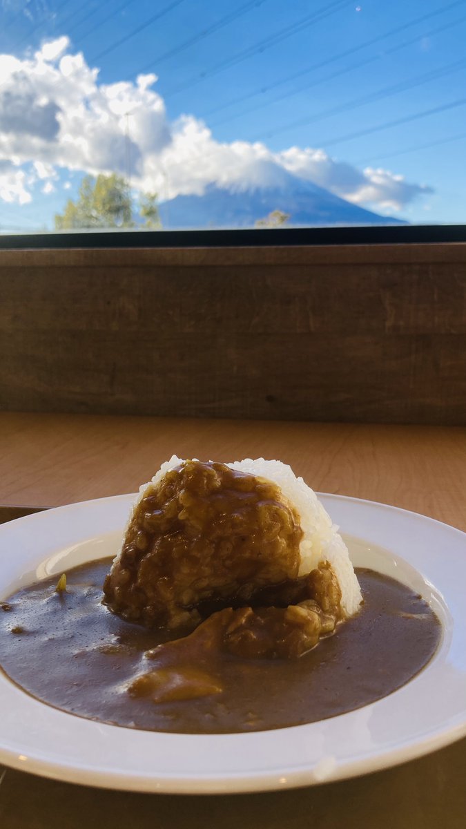 sam_kichi's tweet photo. ２０２４年、いい年でした。

富士山眺めながらふじさんカレー食べたり、最初はてっぺんに雲かかってたのがだんだん晴れてきて最高の年末！
って思ってたのに、調子こいて東京から浜松まで一気に走ったら体調崩してあえなく電車で帰省😇
新しくできた最寄駅を利用できたしよしとしよう😇
良いお年を！ https://t.co/qdlTu1FcFn
