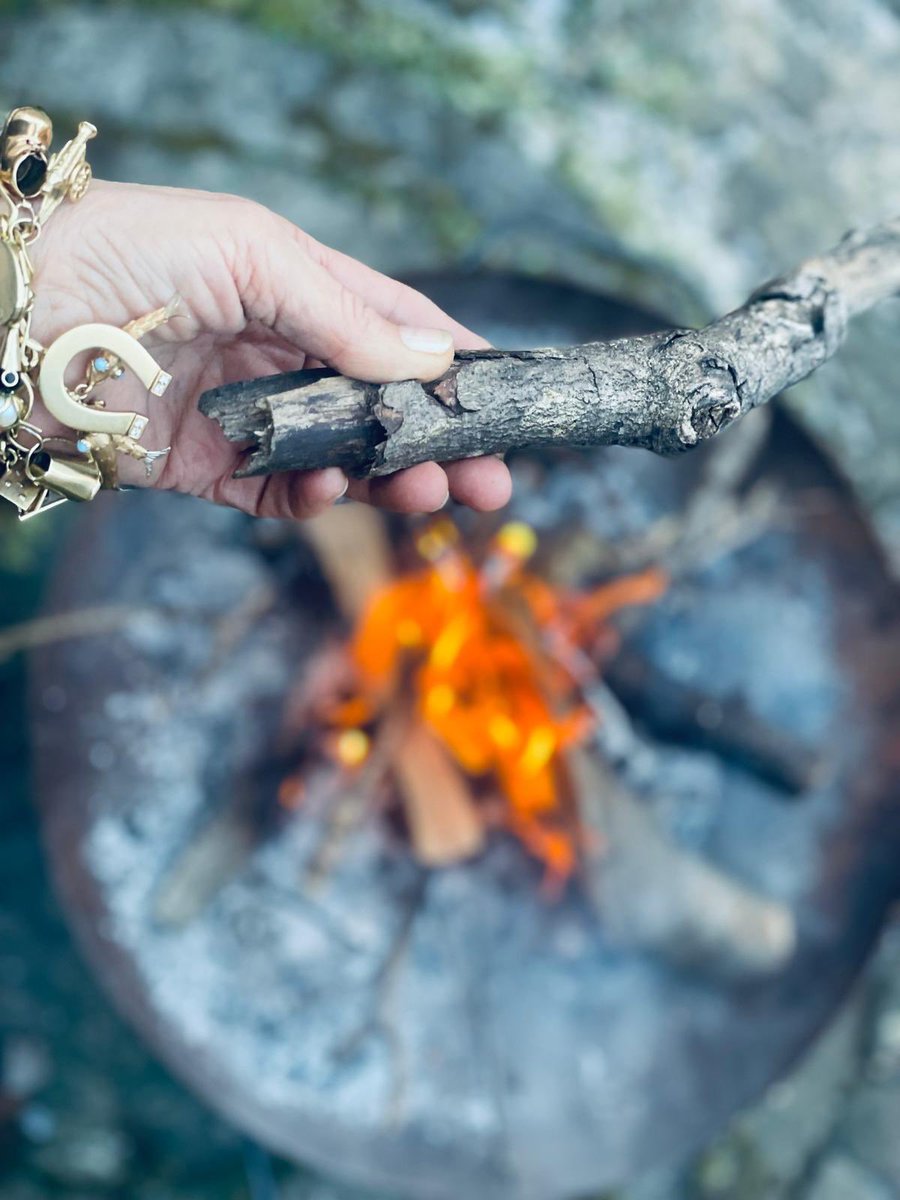 Statt #Feuerwerk, 🔥 bei
uns im 🎳 Vorgarten bis
Mitternacht! 
Wir wünschen einen Guten Rutsch! 
#HappyNewYear 
#HappyNewYear2025