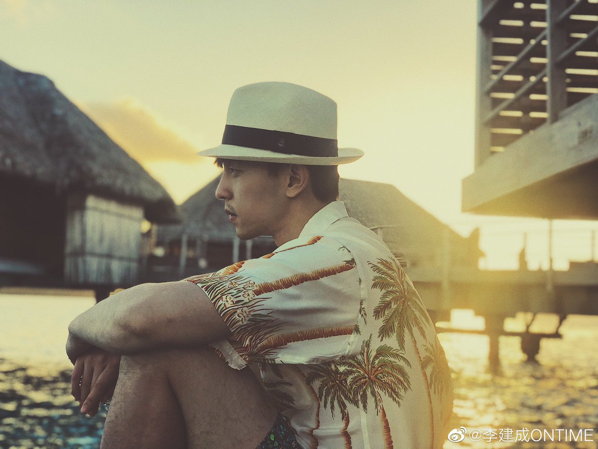 다사다난했던 2024년이 지나가네요.
2025년에는 더 많은 행운과 행복이 우리 모두에게 다가와주기를 바랍니다. 
모두 새해 복 많이 받으세요🍀💚