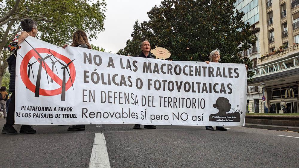 A principios de verano la Comisión de investigación de las renovables concluía. El resumen: "una pérdida de tiempo, de recursos públicos y dinero": arainfo.org/comision-de-in…